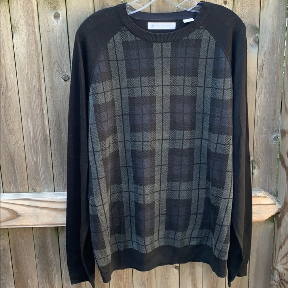 Ryan Seacrest Distinction large acrylic sweater.